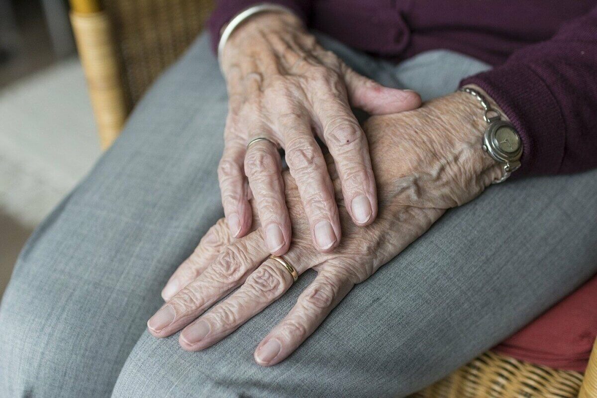 Уход за ногтями пожилых людей с учетом особенностей возрастных изменений